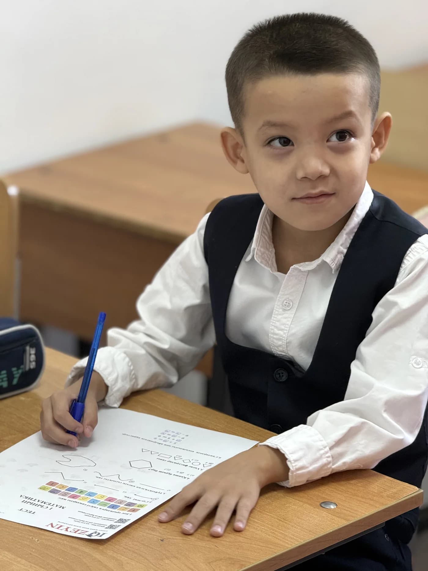 Ученик IQ ZEYIN за работой на занятии